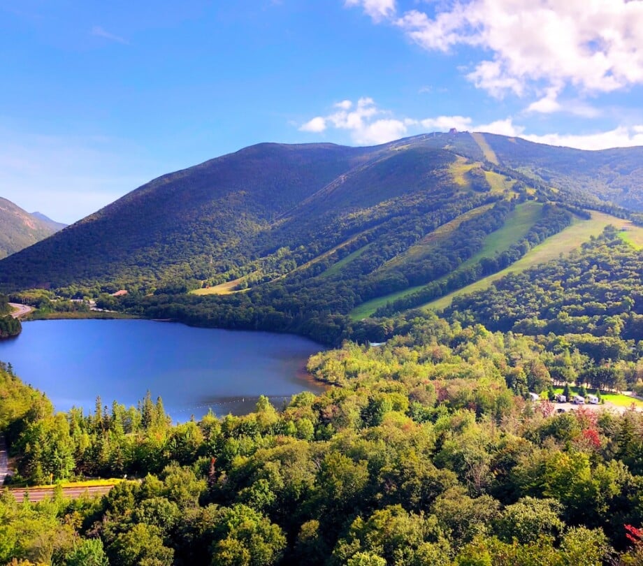 Echo Lake lies in Franconia Notch State Park located in the White Mountains of New Hampshire, at the foot of Cannon Mountain.Overlook the summer view from mountain.